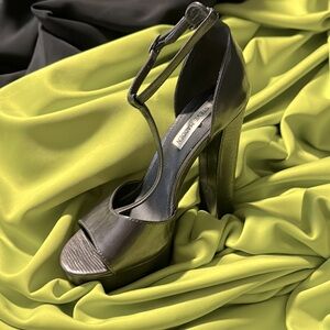 Steve Madden beautiful pewter platform sandles